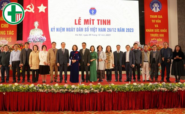 Thứ trưởng Bộ Y tế Nguyễn Thị Liên Hương cùng các đại biểu chụp ảnh lưu niệm